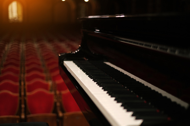 πιάνο στη σκηνή σε μια άδεια αίθουσα συναυλιών θέα από τη σκηνή - Φωτογραφία, εικόνα