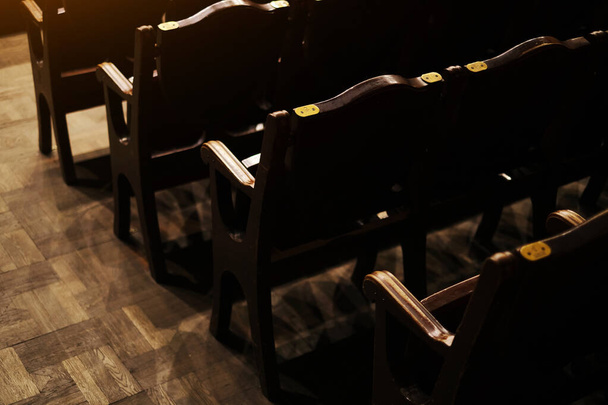 sièges en bois dans une rangée dans une salle de concert close-up - Photo, image