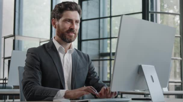 中年の大人が親指を示すオフィスでコンピュータで働く40人のビジネスマンの髭。男の上司男性会社の最高経営責任者(CEO)は、オンラインショーを入力することをお勧めサイン承認ジェスチャー同意 - 映像、動画