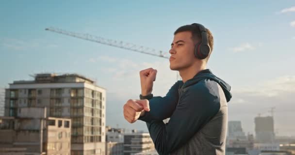 Mies, musiikin kuulokkeet tai kunto ulottuu Portugalin kaupungin katolla liikuntaa, koulutusta tai harjoittelua varten. Urheilu, henkilökohtainen valmentaja tai valmentaja lämmössä ja terveysradion tai motivaation podcastin kuunteleminen. - Materiaali, video