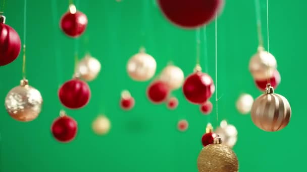 Kerstballen swingend op de achtergrond met de wind - Video