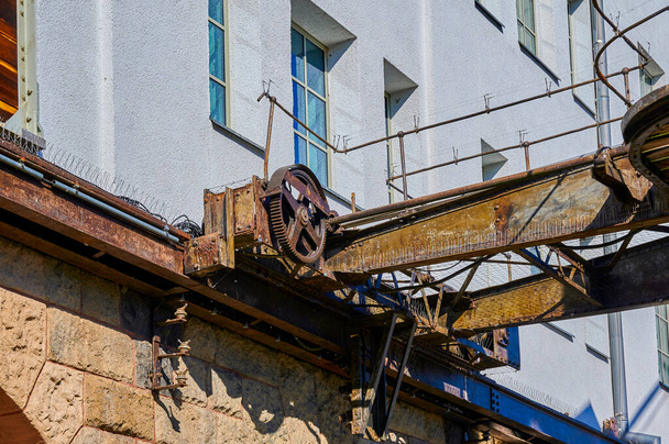 Детали выведенного из эксплуатации исторического крана в гавани Темпельхофер Хафен в Берлине. - Фото, изображение