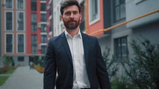 Kráčející pohledný muž úspěšný podnikatel šéf kavkazský vousatý muž pózující v centru města jistý silný póza se zkříženými pažemi bohatý bohatý bankéř inženýr architekt majitel obchodní společnosti - Záběry, video