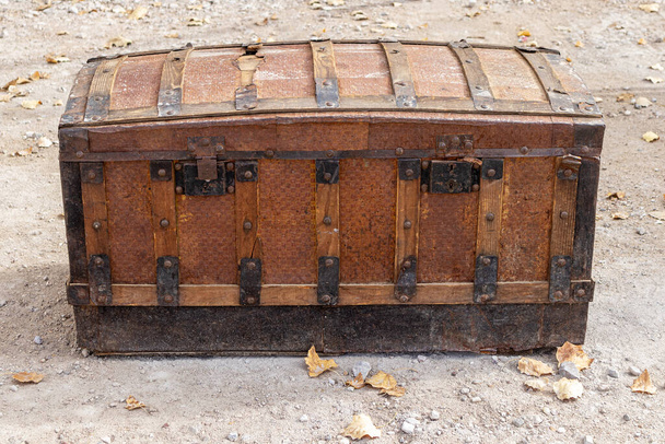 Горизонтальный вид старого деревянного багажника с течением времени ухудшился. промышленность антикварной реставрации и путешествий - Фото, изображение