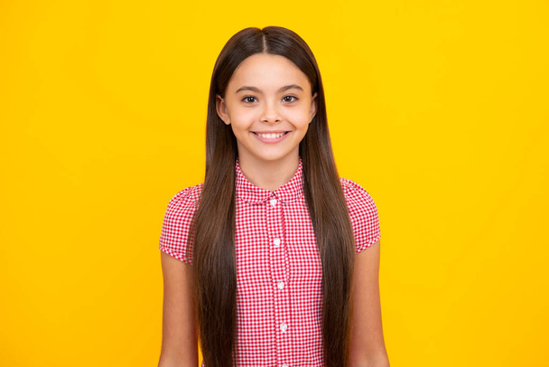 Портрет дівчинки, яка посміхається на камеру, день молоді. З днем захисту дітей
 - Фото, зображення