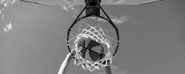 bola de basquete afundar através do anel líquido com as mãos, ganhando. - Foto, Imagem
