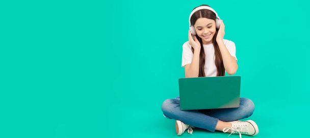 счастливая девочка-подросток использовать беспроводной компьютер для видеозвонков или слушать веб-бинар в наушниках, онлайн-образование. - Фото, изображение