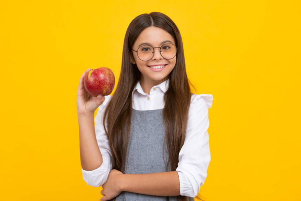 Muotokuva luottavainen teini tyttö omena menossa on terve välipala. Terveys, ravitsemus, ruokavalio ja lapset vitamiineja. Onnellinen tyttö kasvot, positiivisia ja hymyileviä tunteita - Valokuva, kuva