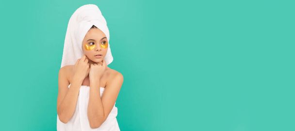 nastolatka dziewczyna w ręczniku prysznicowym z łatą nawilżającą. Kosmetyki i pielęgnacja skóry dla nastolatka, projekt plakatu. Piękno dziecko dziewczyna banner z przestrzeń kopia - Zdjęcie, obraz