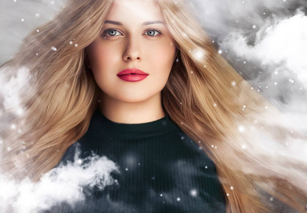 Téli szépség, Karácsonyi idő és boldog ünnepeket, gyönyörű nő hosszú frizura és természetes make-up mögött fagyott ablak, havazás design, mint a karácsony, Szilveszter és nyaralás életmód portré - Fotó, kép
