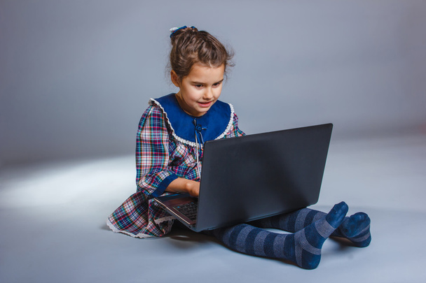 dziewczyna lat o Europejskim wyglądzie wygląda laptopa - Zdjęcie, obraz