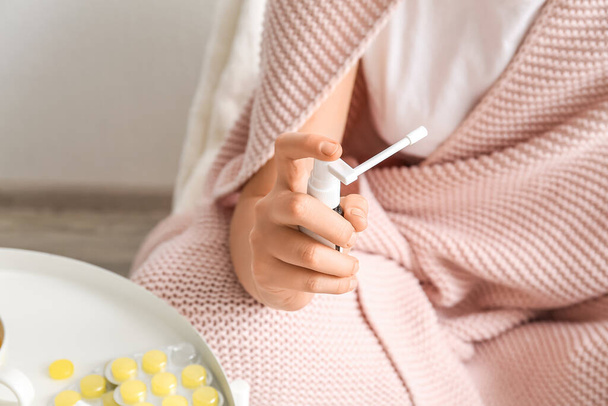 Жінка з спреєм для болю в горлі в домашніх умовах, крупним планом
 - Фото, зображення