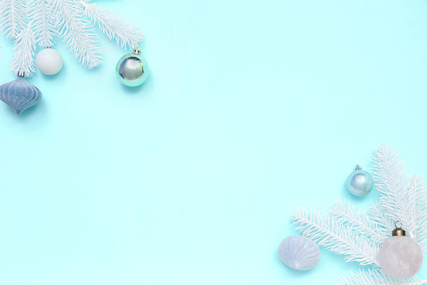 Renkli arkaplanda Noel topları ve beyaz köknar dallarıyla kompozisyon - Fotoğraf, Görsel