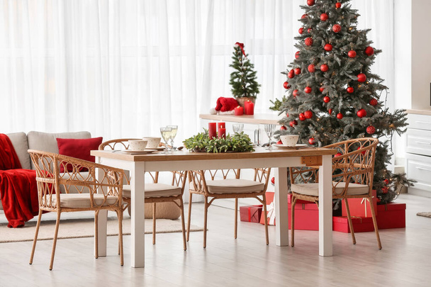 クリスマスツリーとダイニングテーブル付きのキッチンのインテリア - 写真・画像