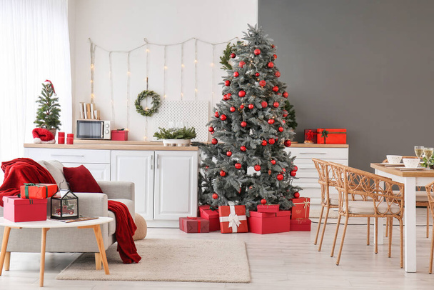 Εσωτερικό της κουζίνας με χριστουγεννιάτικα δέντρα και τραπεζαρία - Φωτογραφία, εικόνα