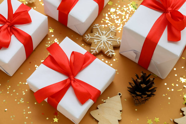 Όμορφα δώρα Χριστουγέννων και πούλιες στο φόντο χρώμα, closeup - Φωτογραφία, εικόνα