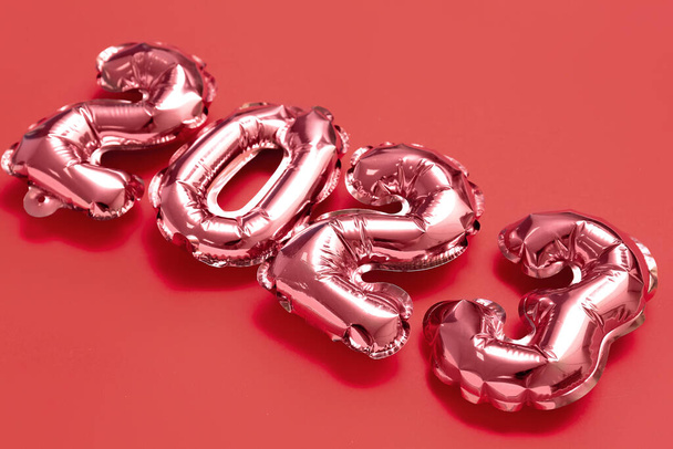 Figure 2023 made of balloons on red background, closeup - 写真・画像