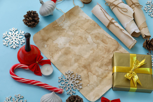 Samenstelling met blanco brief aan de Kerstman, kerstcadeau en decoraties op kleur achtergrond - Foto, afbeelding