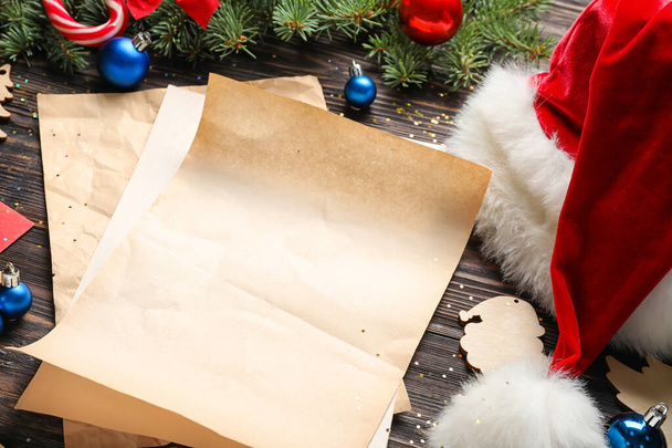 Összetétel üres levél Mikulás, kalap és karácsonyi dekoráció fából készült háttér, közelkép - Fotó, kép