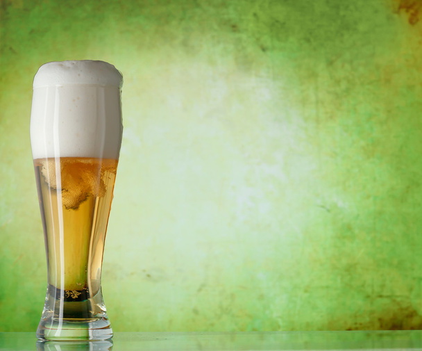 Стакан пива на зеленом фоне
 - Фото, изображение
