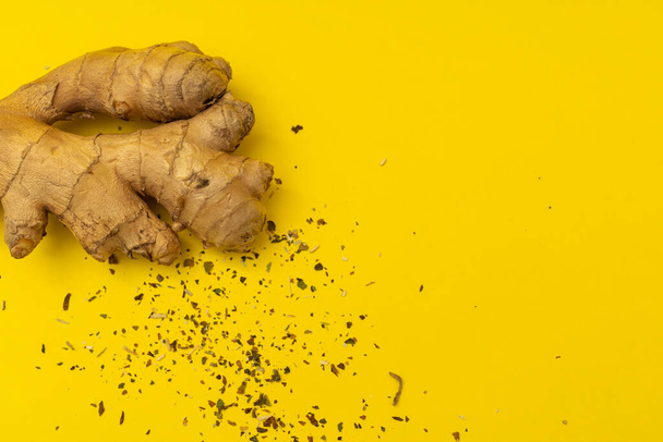 Ginger root on yellow background - Foto, Bild