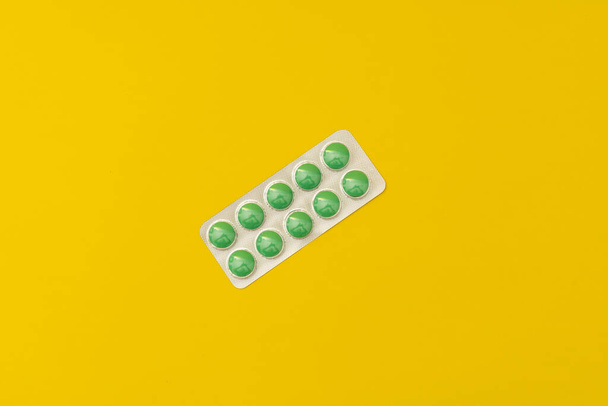 Pills on a yellow background - Foto, Imagen