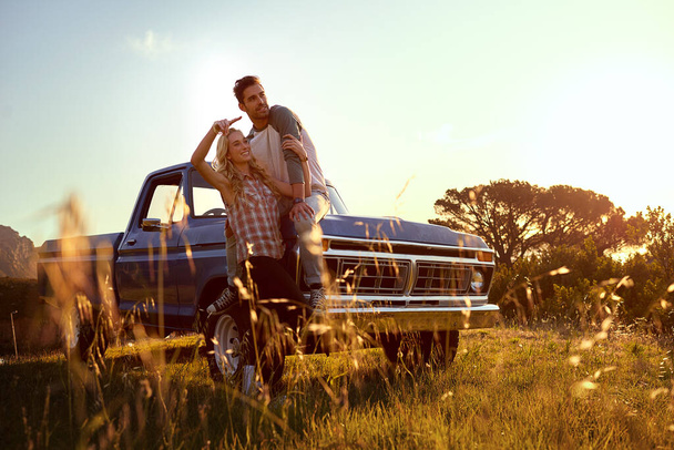 Permette l'avventura lungo quella strada. una giovane coppia affettuosa che si gode un viaggio in macchina insieme - Foto, immagini