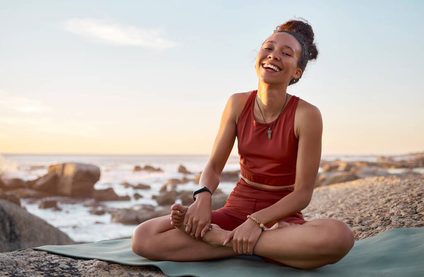 Yoga mat, zwarte vrouw en buiten op het strand, meditatie en wellness om te ontspannen of rust. Portret, Afro-Amerikaanse vrouw, dame of rust voor lichaamsbeweging, pilates of fitness met glimlach, zee of lachen. - Foto, afbeelding