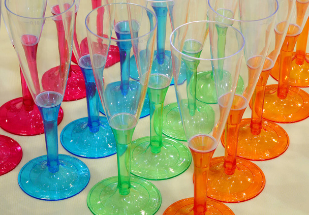 bekers voor het drinken van champagne met vele kleuren tijdens de receptie - Foto, afbeelding