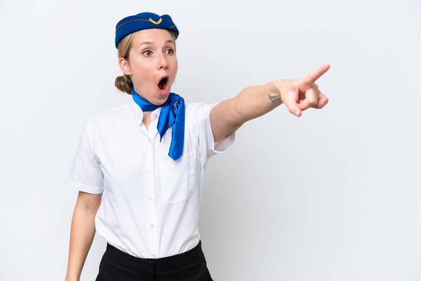 Flugzeug blonde Stewardess Frau isoliert auf weißem Hintergrund zeigt weg - Foto, Bild