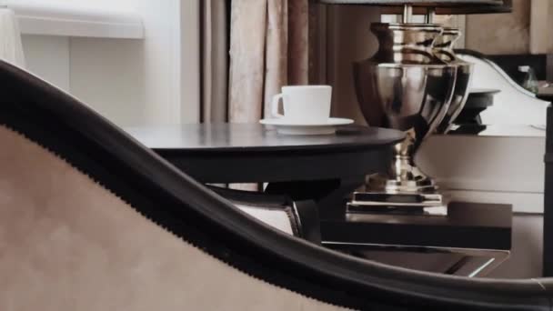 Дизайн интерьера и интерьера, роскошная лампа и журнальный столик в элегантном классическом стиле, мебель и детали оформления - Кадры, видео