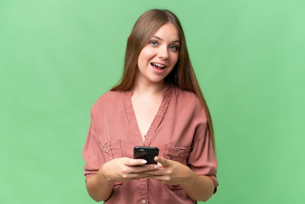 Νεαρή όμορφη ξανθιά γυναίκα πάνω από απομονωμένη φόντο έκπληκτος και στέλνοντας ένα μήνυμα - Φωτογραφία, εικόνα