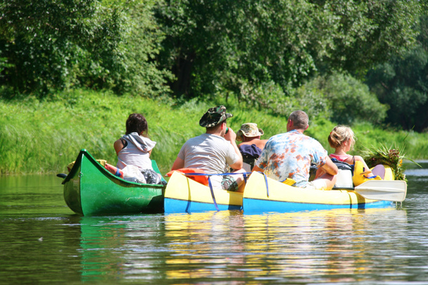 Tres canoas en el río
 - Foto, imagen