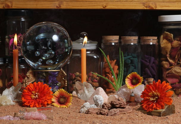 Křišťálová koule se svíčkami a čakrovými kameny na australském meditačním oltáři z červeného písku - Fotografie, Obrázek