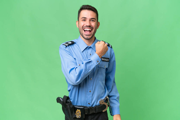 Giovane uomo caucasico della polizia su sfondo isolato che celebra una vittoria - Foto, immagini