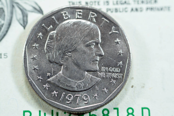 The Susan B. Anthony dollar, American 1 $one silver dollar series 1979 apresenta Suzie Anthony, ativista dos direitos das mulheres no movimento sufrágio, antiga moeda retrô vintage dos EUA na nota de USD - Foto, Imagem