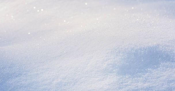 Téli kártya tervezés. Gyönyörű bolyhos hó a szabadban. Hideg táj. Természetes téli hó háttér bokeh.  - Fotó, kép