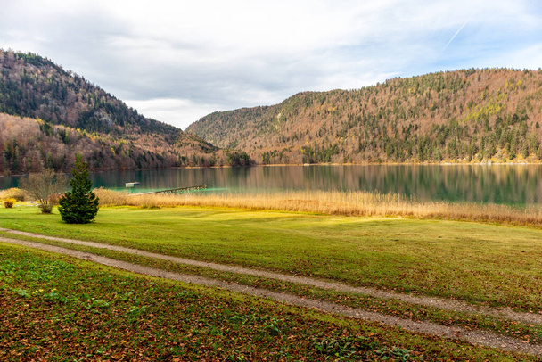 Pequeña caminata de otoño a través del hermoso paisaje en Allgu cerca de Fssen - Baviera - Alemania - Foto, imagen
