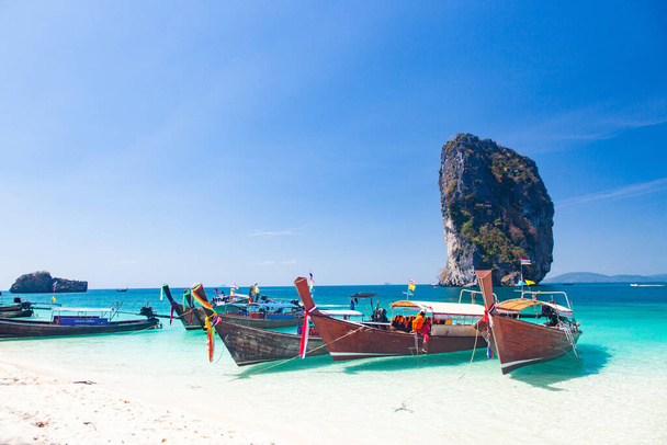 wunderschöner tropischer Strand in Thailand mit Langschwanzbooten - Foto, Bild