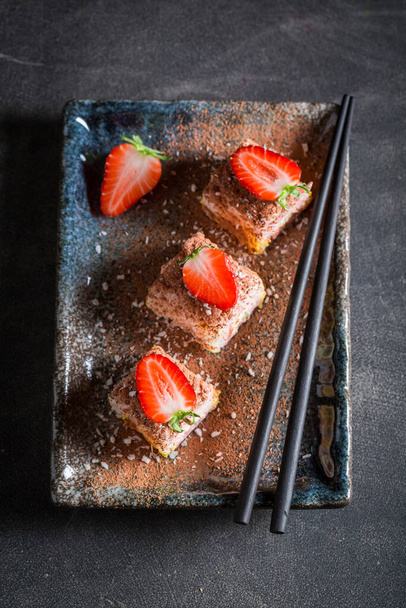 Savoureux sushi sucré au chocolat et à la mangue. Sucres sucrés comme cuisine fusion. - Photo, image