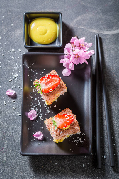 Unique sweet sushi made of fresh fruits. Sweet sushi as fusion cuisine. - Foto, Imagem