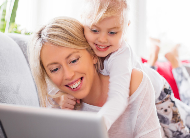 madre e figlia utilizzando tablet - Foto, immagini
