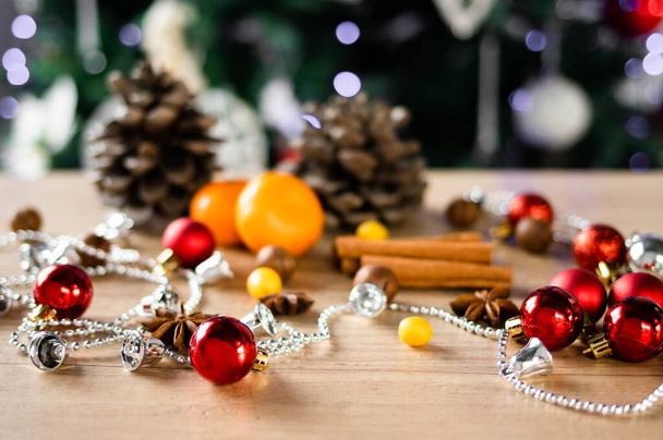 Decorazioni natalizie, mandarini e spezie si trovano su uno sfondo di legno. Il concetto del nuovo anno e del periodo natalizio. - Foto, immagini