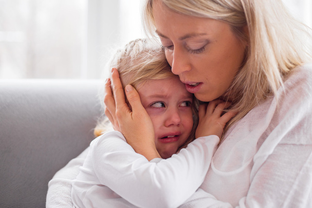 Mãe com sua filha chorando
 - Foto, Imagem