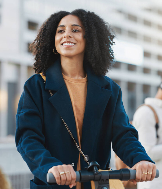 自転車や都市環境に優しい交通機関を持つ人の黒人女性、スクーターや都市旅行。幸せな若い女性電動車に乗って笑顔で朝の旅行の準備ができて幸せと仕事をする. - 写真・画像