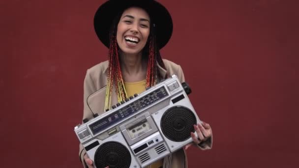 Šťastná mladá dívka baví tanec při poslechu hudby vintage boombox stereo - Záběry, video