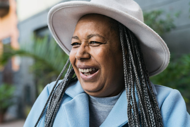 Mujer africana mayor feliz divirtiéndose en la ciudad - Concepto de personas mayores - Foto, Imagen
