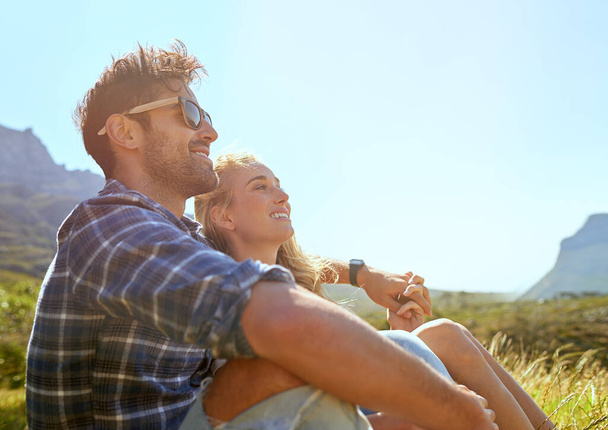 Zeit in der Sonne verbringen. ein liebevolles junges Paar genießt einen Tag im Freien - Foto, Bild