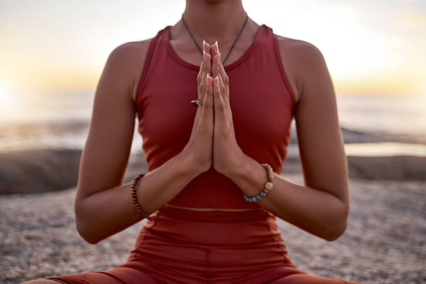 Mãos, mulher e ioga para meditação, equilíbrio zen e exercício com foco. Garota fitness calma com treino no Havaí com mindfulness, corpo e treinamento de bem-estar no oceano durante o pôr do sol no verão. - Foto, Imagem