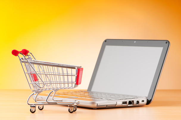 Internet-Online-Einkaufskonzept mit Computer und Einkaufswagen - Foto, Bild